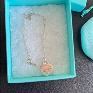 Tiffany & Co. Heart tag charm in silver, small. Chain in silver 16” long